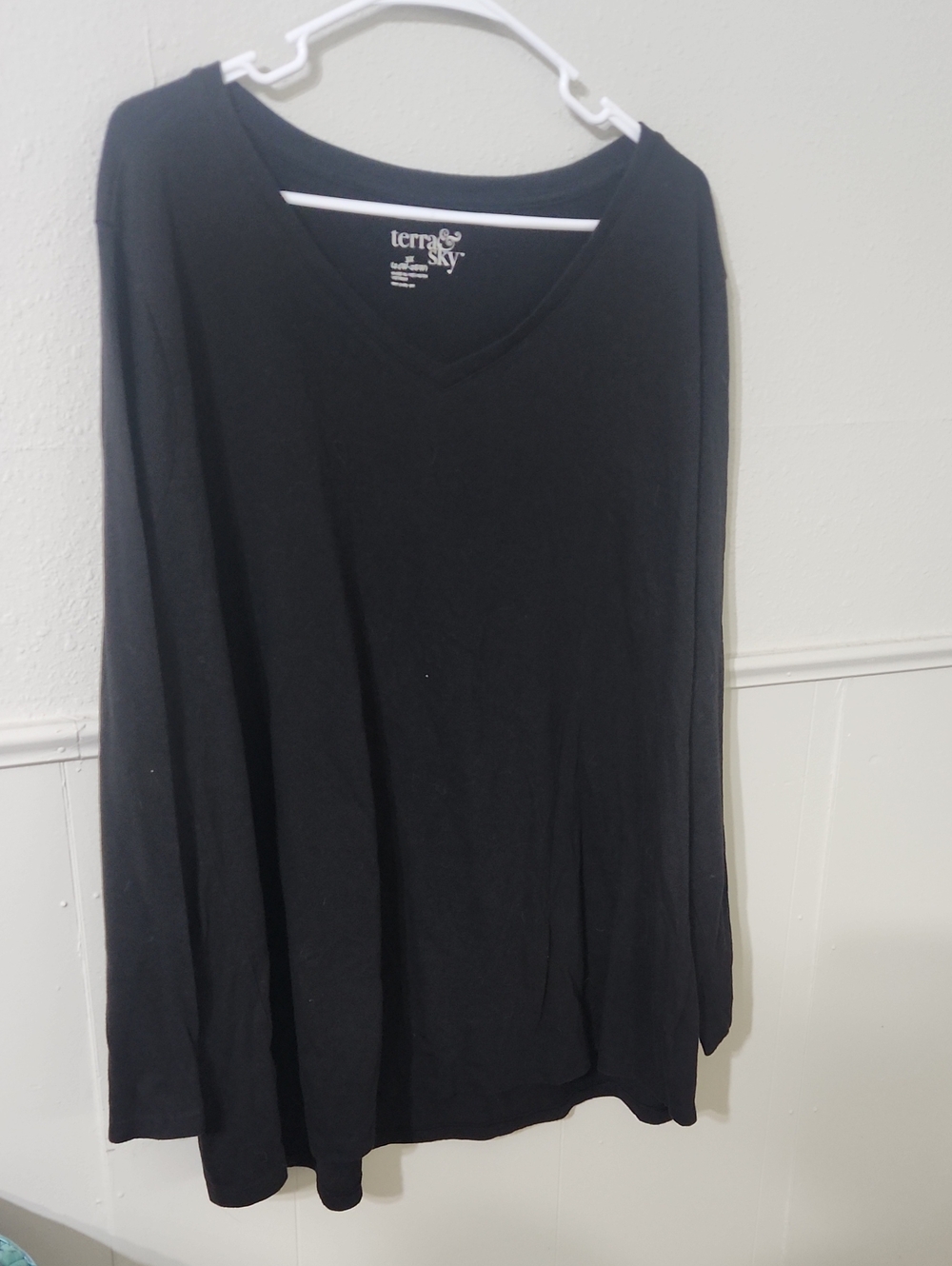 Terra & Sky Women Black V-Neck Long Sleeve Tee